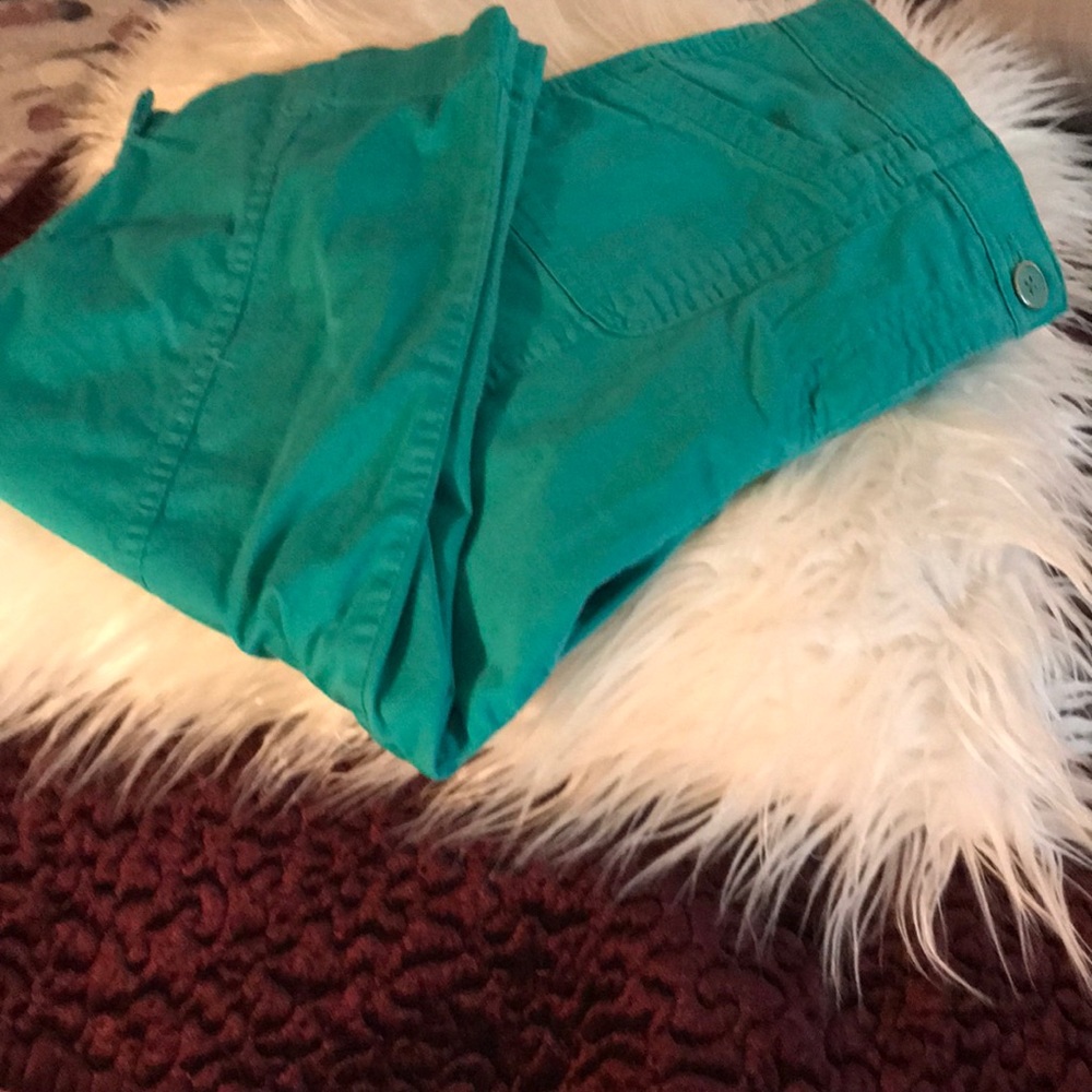 Capris pants with pretty side pocket.